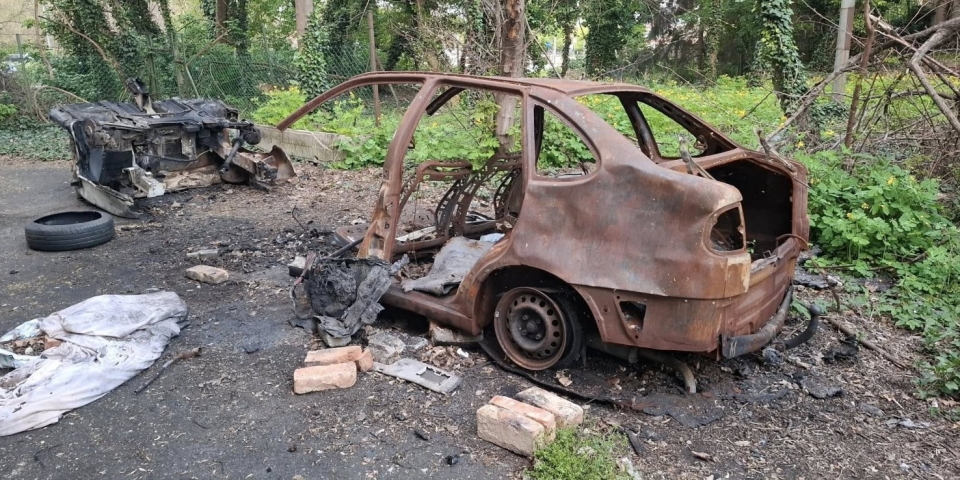 Megdöbbentő képek - Autóbontás a belváros szívében