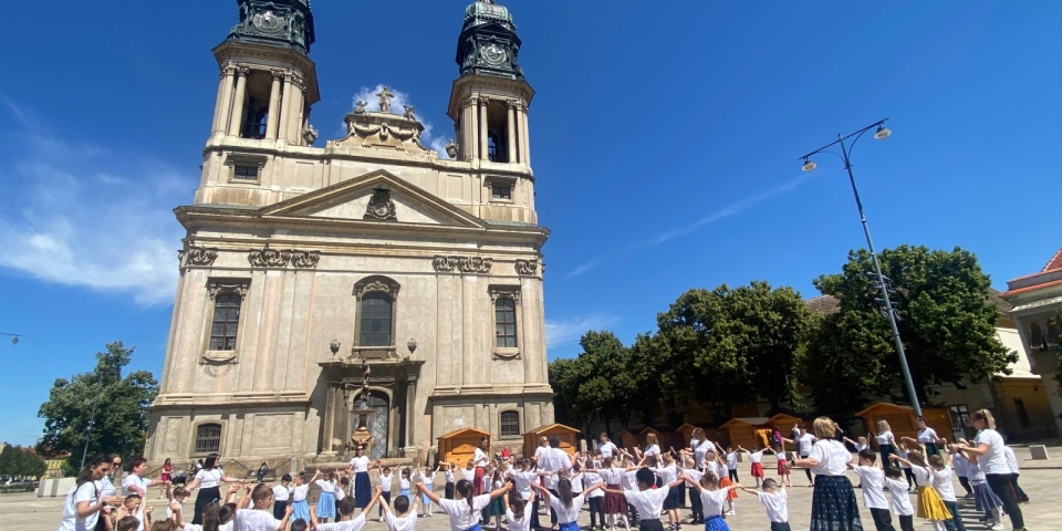 Kézfogás a Fő téren