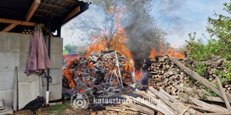 Lángok és kidőlt fa - A pápai tűzoltók vasárnapi esetei