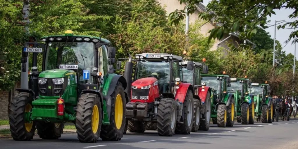 Traktoros ballagást szervez a Mező