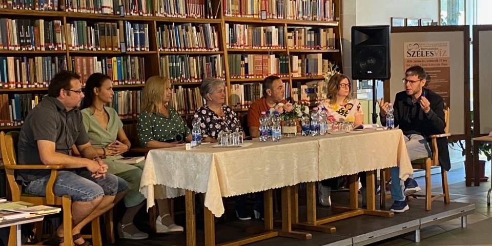 Ember a toll mögött — helyi szerzők mutatkoztak be a könyvtárban