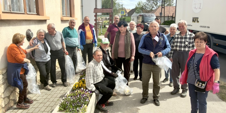 Takarítottak a kertbarátok