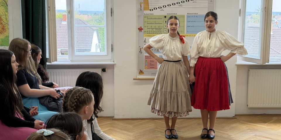 Népdalok, szép ruhák és lelkes énekesek