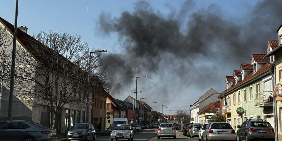 Összehordott szemét égett a Munkás utcában