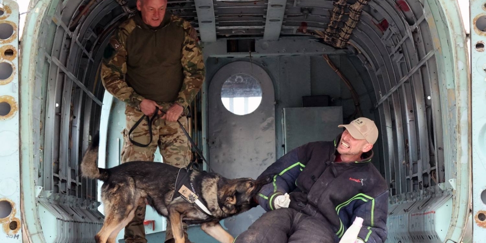 Tapasztalat, fegyelem és bizalom  közös járőrkutyás tréning Pápán