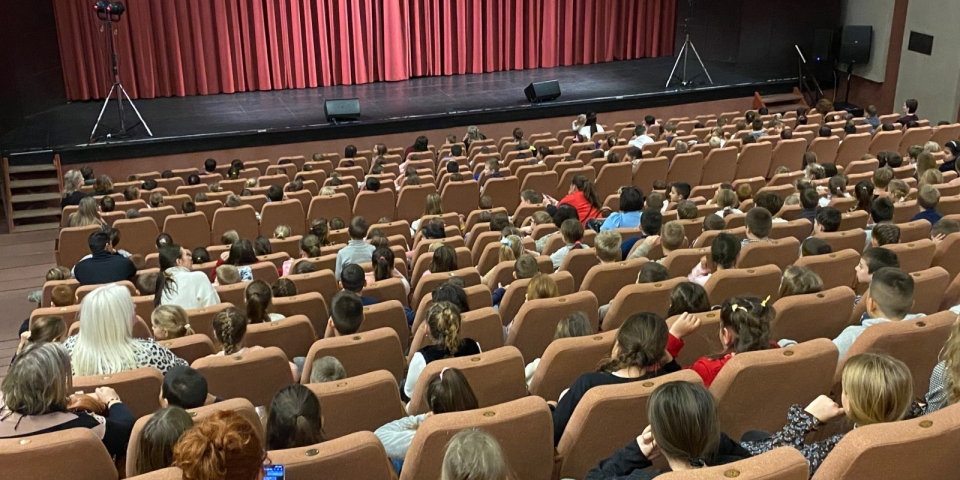 Színházi illemtant adott ki a Jókai Mór Művelődési Központ