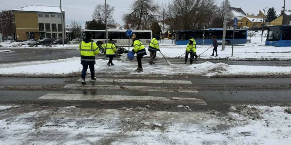 A havazás és fagy próbára teszi a városüzemeltetést Pápán
