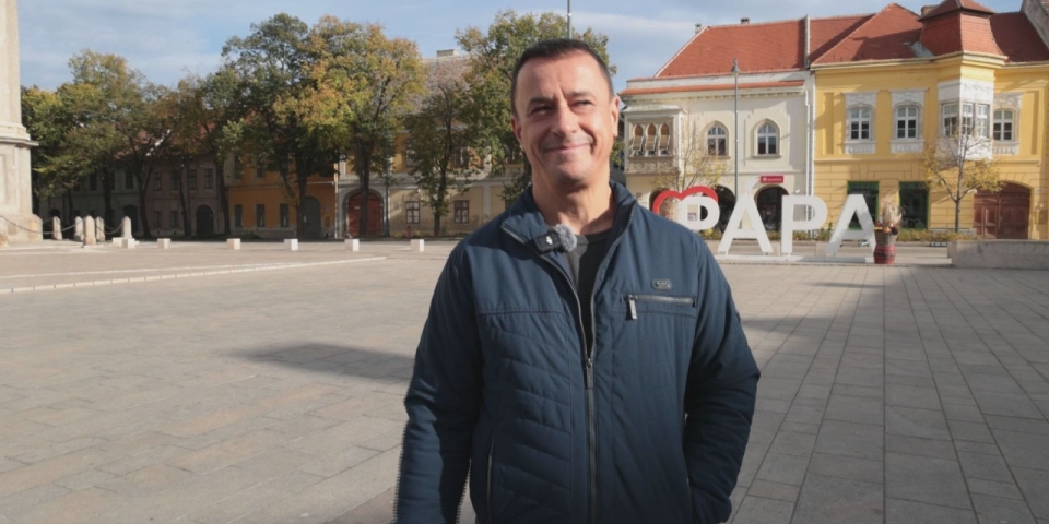 Utcafórumra hívják a pápaiakat