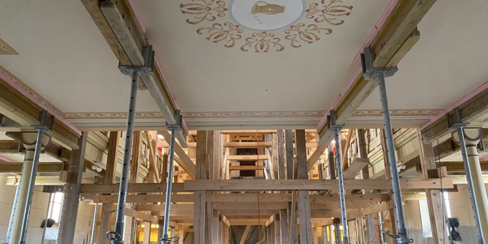 Eredeti színek, megújult falak  folytatódik a templom rekonstrukciója