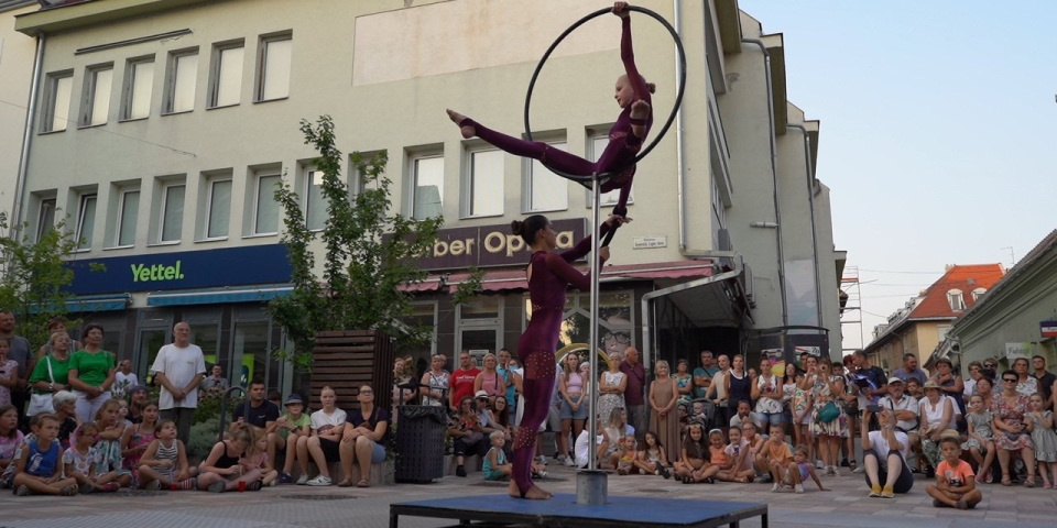 Táncos kavalkád a belvárosban