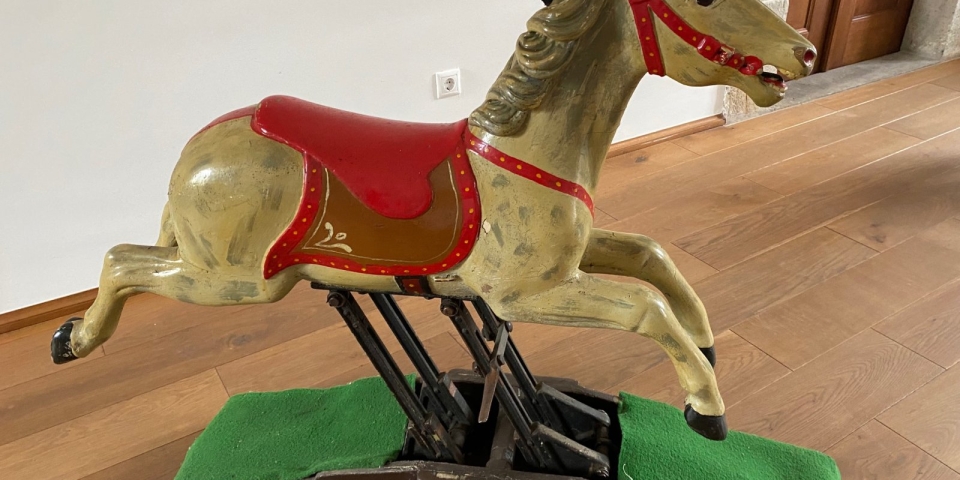 Ismerős ez a legendás hintaló? Szombattól újra kipróbálhatják a gyerekek!