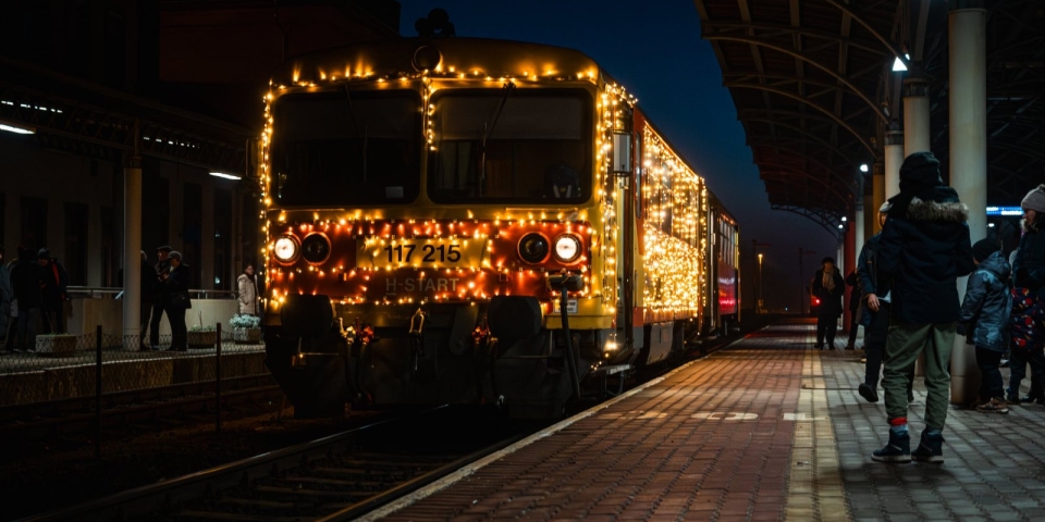Ünnepi fények a síneken