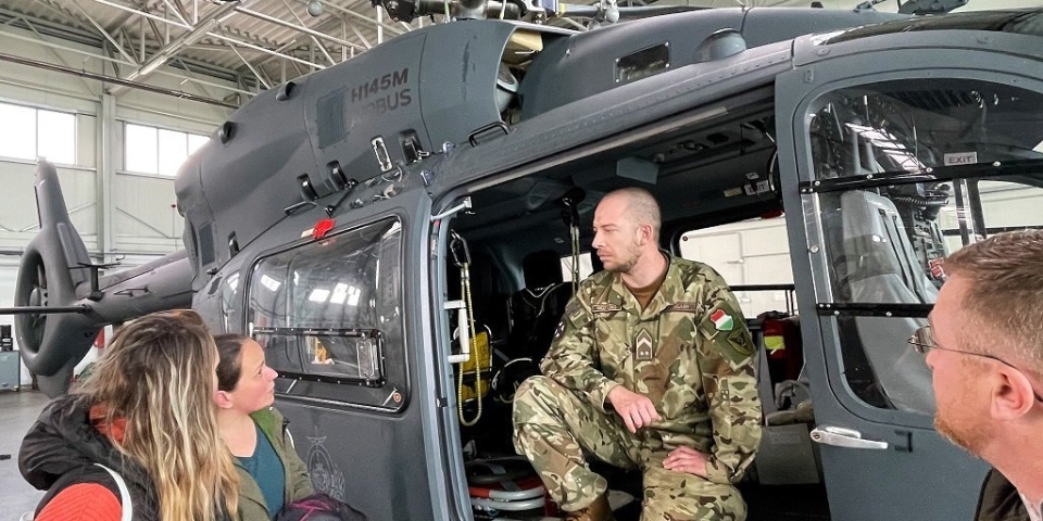 Életmentés testközelből a Bázisrepülőtéren