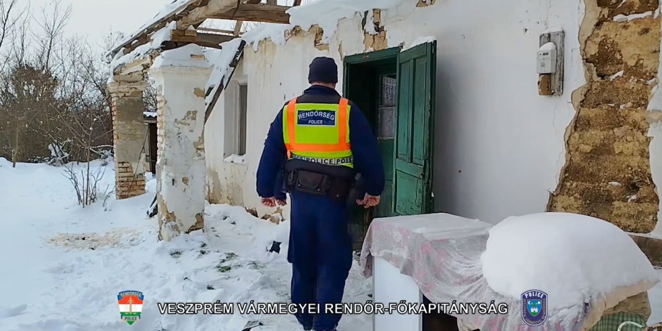 Embertelen körülmények közt éltek  Kimenekítették őket