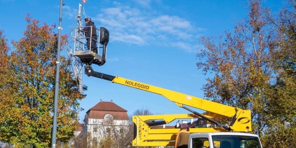 Meghibásodás miatt késik a karácsonyi díszek bontása Pápán
