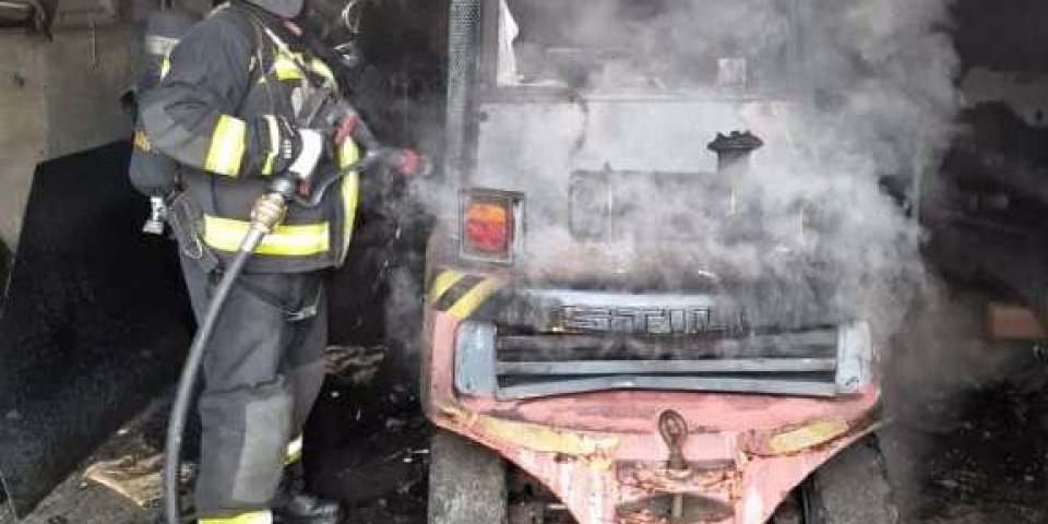 Kigyulladt egy targonca egy pápai műhelyben