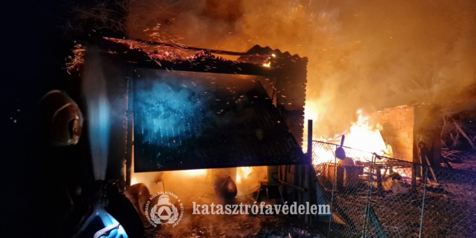 A tűz martaléka lett egy melléképület Vanyolán