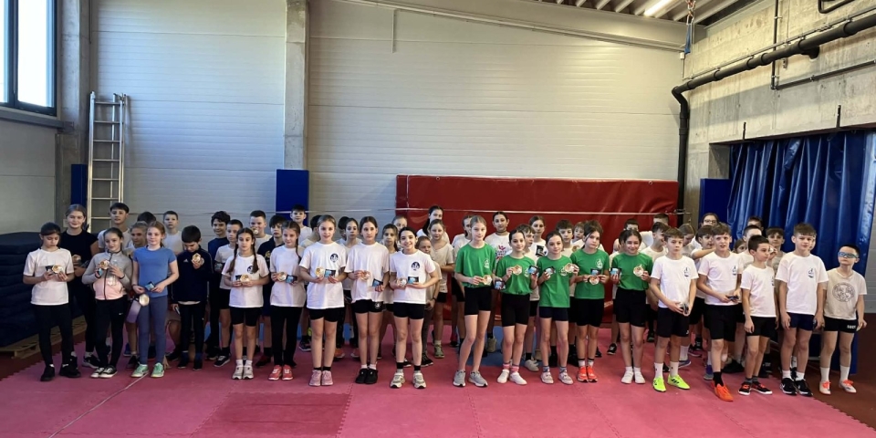 Fej fej mellett két iskola a terematlétika bajnokságon