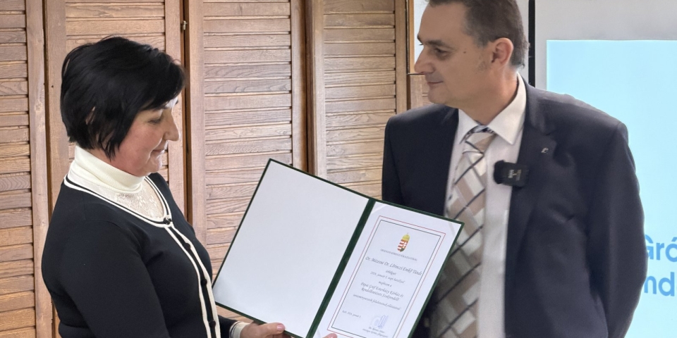 Díszokirat igazolja a főigazgatói beosztást