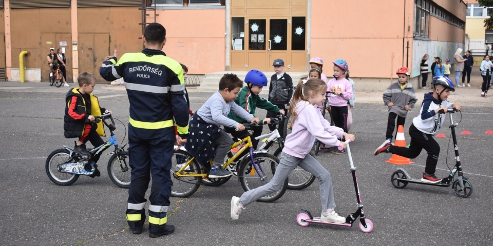 A biztonságos közlekedésre tanították a Weöres diákjait
