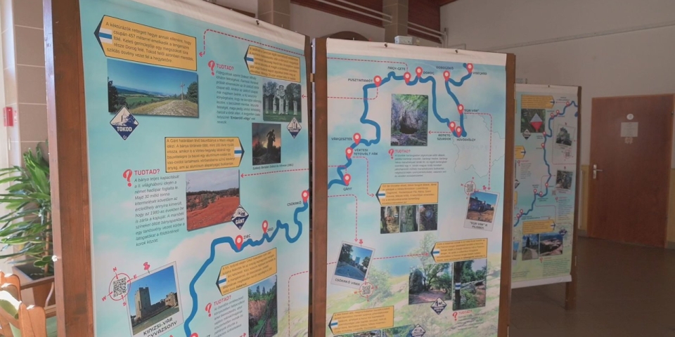 Kalandra hív a kék jelzés  új kiállítás nyílt a könyvtárban