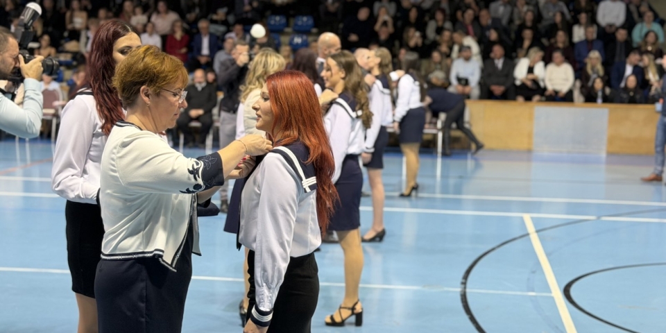 Megható pillanatok és felejthetetlen élmények  Szalagavatót tartott a Jókai Mór Közgazdasági Technikum