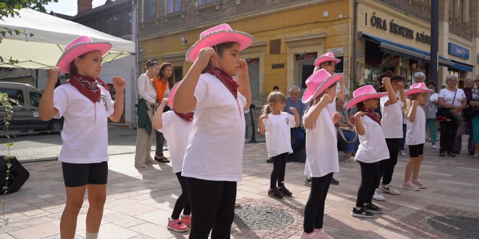 Virágillat, zene és tánc