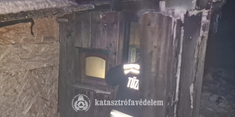 Utánfutóra épített bódé égett