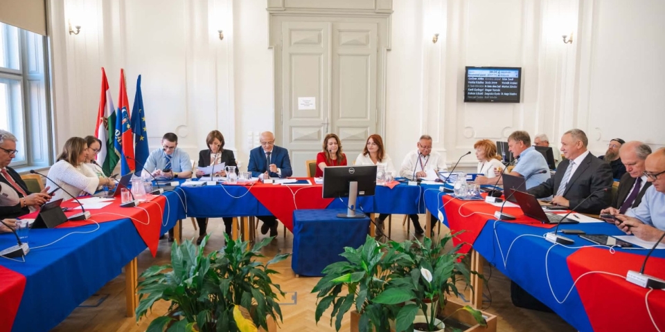 Kitüntetések és rendeletmódosítások - Ülésezik a képviselő-testület