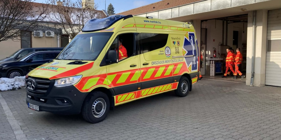 Új mentőautó Pápán