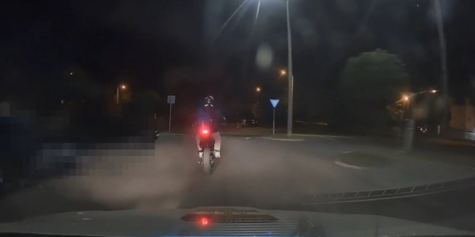 Akrobata motoros a pápai utakon