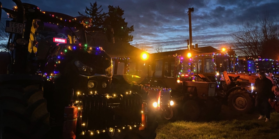Rekordszámú jármű vett részt Tapolcafőn a fénytraktoros felvonuláson