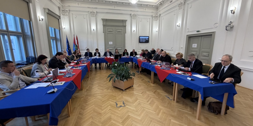 Nagy vitát váltott ki az adórendelet  elutasította a testület a pápai adóemelést