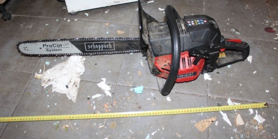 Láncfűrésszel támadt családjára egy fiatalember (cikkünk rendőrségi videóval)