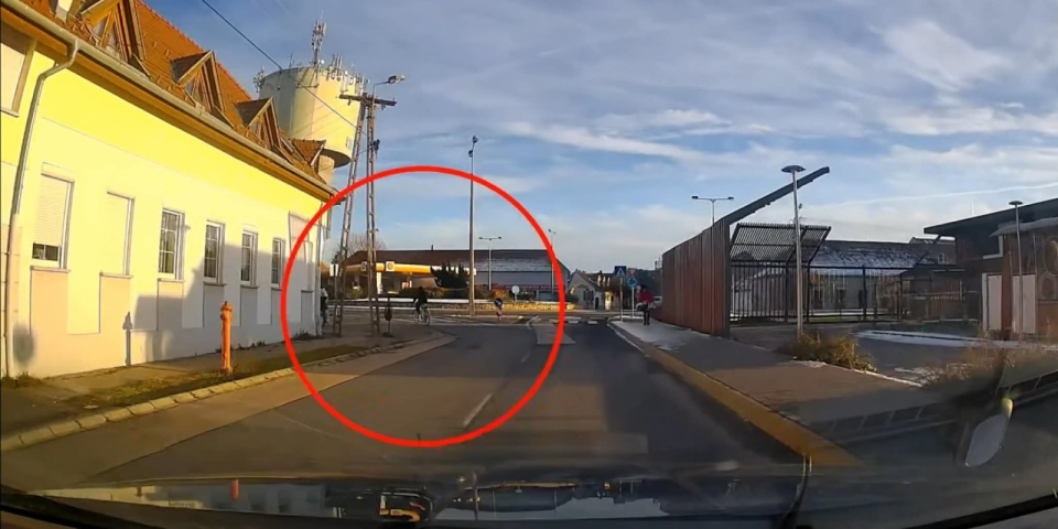 Rossz irányból hajtott be a körforgalomba  rendőri intézkedés Pápán