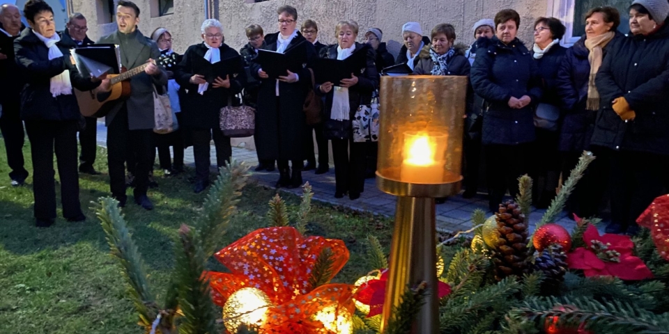 Advent kezdete: gyertyagyújtás és koncert Borsosgyőrön