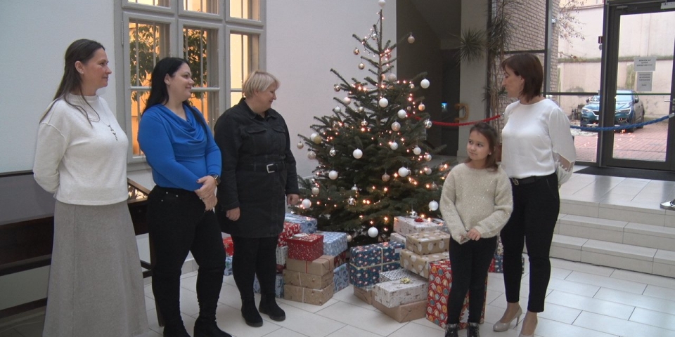 Idén is ajándékokkal segítettek a rászoruló gyermekeken a Városháza dolgozói