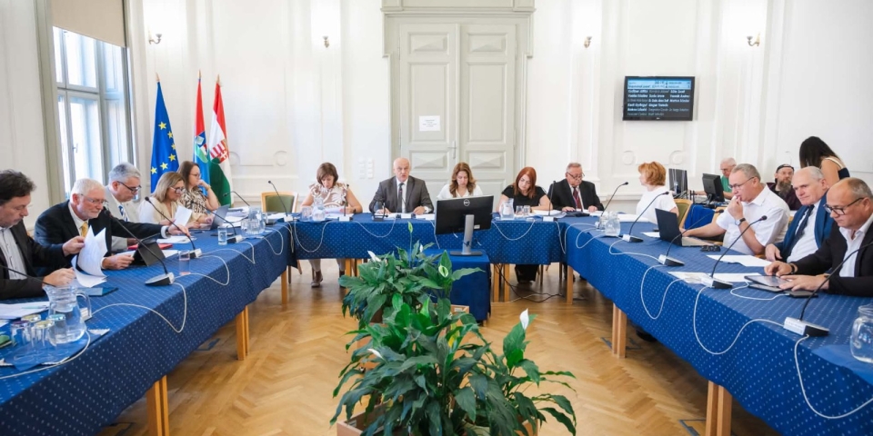 Személyi ügyek és beszámolók — Ülésezik a képviselő-testület