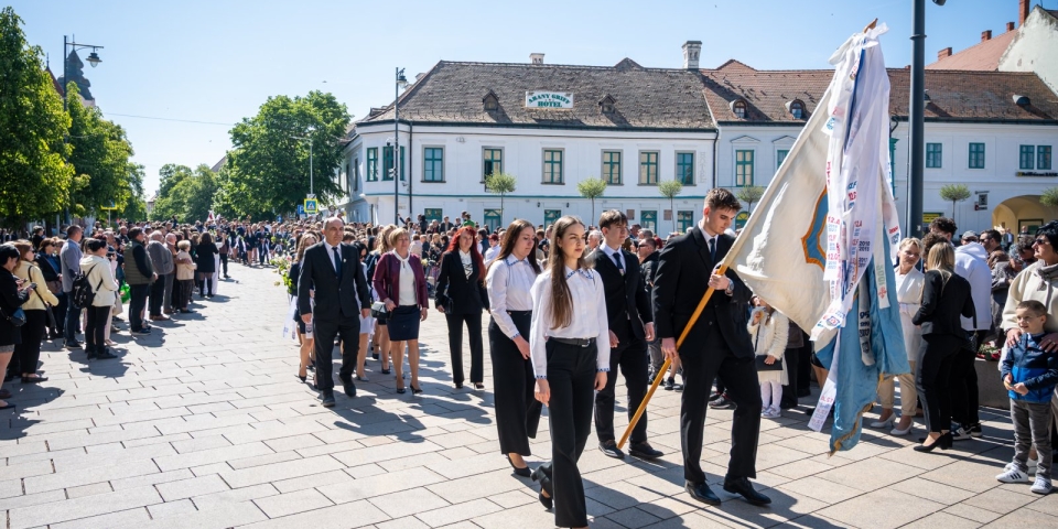 Végzőseitől búcsúzott a város — Több száz diák ballagott Pápán