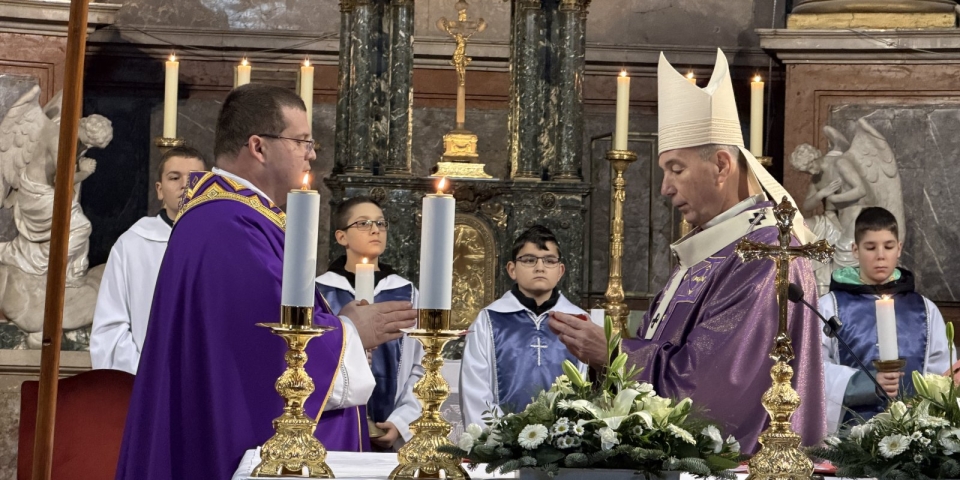 Történelmi ereklye került Pápára