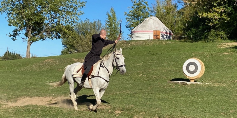 Lovasíjász-verseny a Hagyományok Hegyén