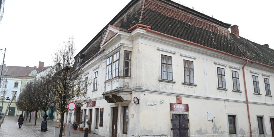 Különleges lehetőség Pápa szívében: pályázat nyílt a Fő tér ikonikus vendéglátóhelyére