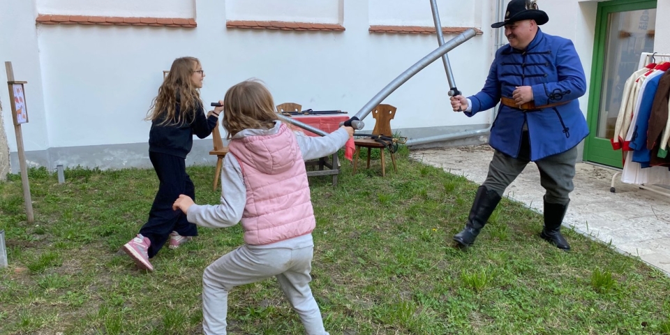 Huszárok, kardok és történelmi relikviák a Petőfi-házban
