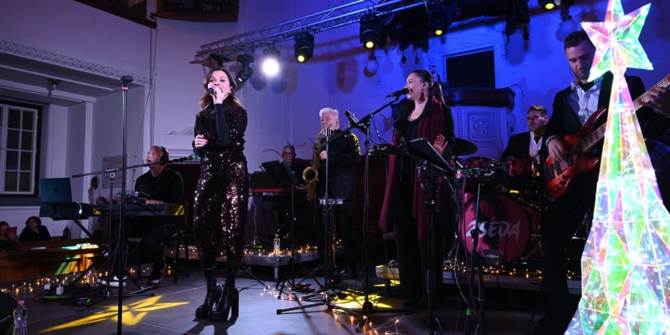 Hazatérés a szülővárosba  Adventi koncert Zsédával Pápán