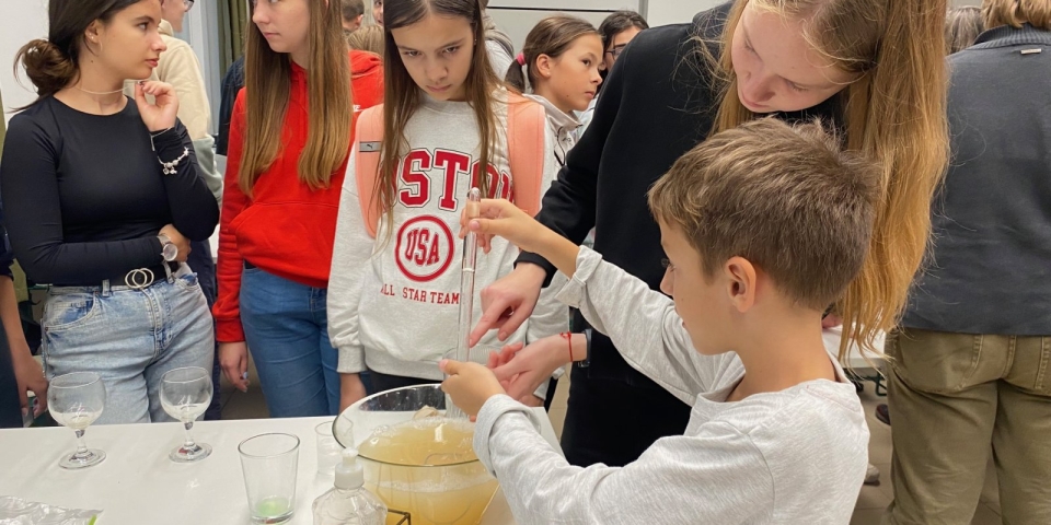 Tudomány és élmény  Kutatók Éjszakája a Pápai Református Kollégium Gimnáziumában