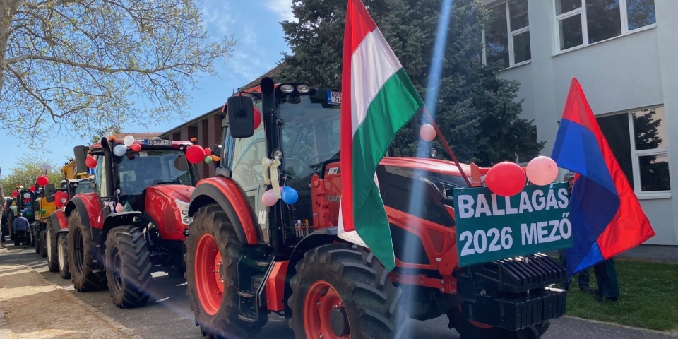 A mezős gépészek hagyományteremtő tarktoros ballagása