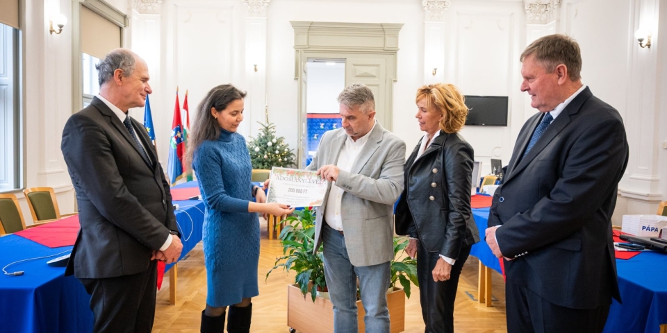 Pénzadománnyal támogatja a szeretetszolgálat munkáját a Fidesz