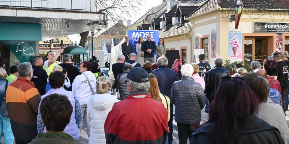 Az egészségügyről szólt a Tisza Párt pápai utcafóruma