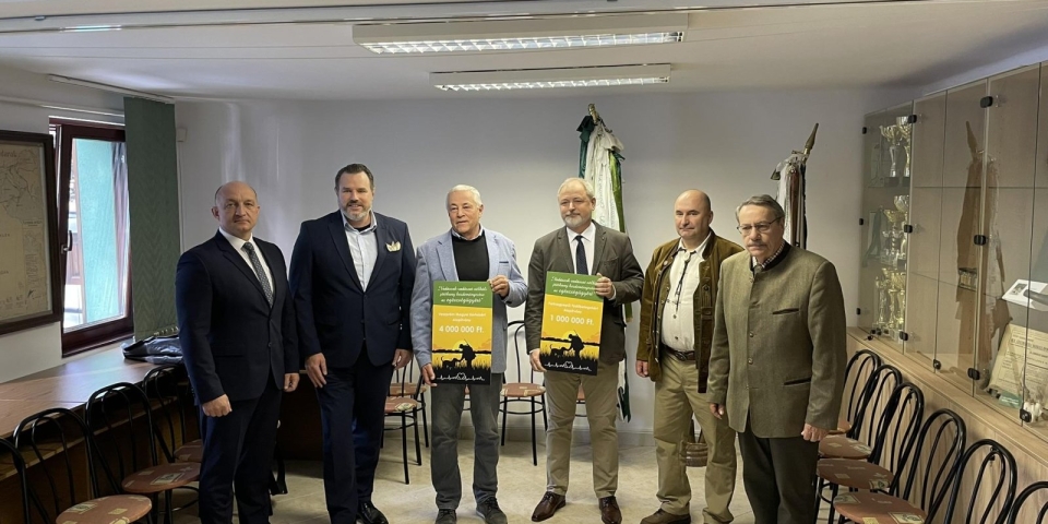 Ismét összefogtak a Veszprém vármegyei vadászok  milliós támogatás az egészségügynek
