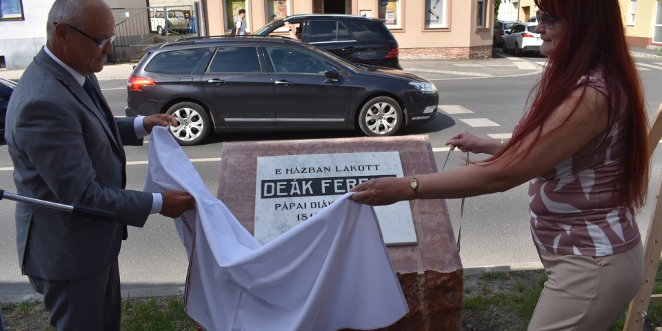 Emléktáblát avattak Deák Ferenc egykori pápai lakóházánál
